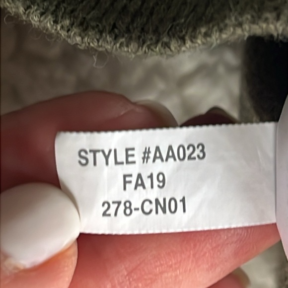 Men’s Olive Green Cotton V-Neck Sweater, M - Picture 6 of 6